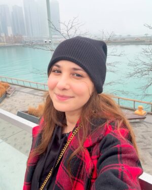 Hina Altaf Instagram - took pictures of at least 5 innocent HOO-MANS today and they clicked mine ♥️ Got my cutest fridge magnet which is always on my list. Yes it’s cold but you just need to  keep the right clothes and trust me. You’re. GOOD TO GO in the Windy City. Signing out. 🎀♥️