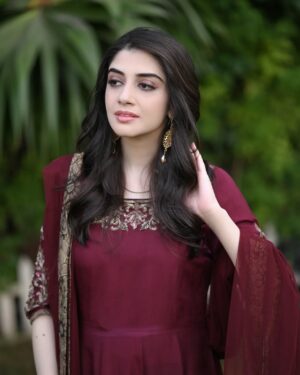 Hina Javed Instagram - Nayab⚘️

Dress:@tasneemsadafofficial 
Drama:bewafa
Director:@ahmersohailofficial 

#aijazaslamproductions