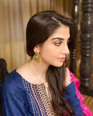Hina Javed Instagram - Thank you for the lovely earings @iyanajewelrystudio 
Photo:@moutallo
Hairstyle:@joyce_robert_mua
Makeup:@hinajavedofficial
@arydigital.tv @sixsigmaentertainment @therealmarinakhan #hinajaved