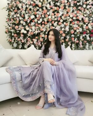 Hina Javed Instagram - Be your own queen let your soul shine 💫

Dress: @aghanoorofficial 
Shoes: @blackbeiger
