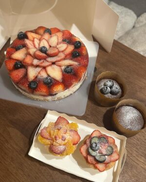 Hina Kagei Instagram - _
沢山の方にお祝いして貰えて、遅めのバレンタインも作って🧁ིྀ
楽しいお誕生日でした、幸せ₍ᐢ‥ᐢ₎ ♡

大和コネクト証券の皆様とキャスティングチームの方々からも
お祝いのお花をいただきました嬉しい💐
みんなから送られてきてた沢山のメッセージも全部読んだよ、ありがとう(՞˶ᵒ̴̶̷᷄꒳ᵒ̴̶̷᷅ ˶՞)‪ ♡゛‬