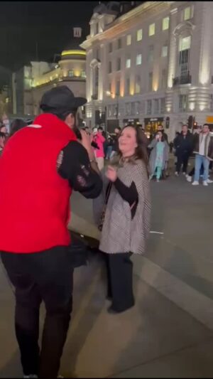Hina Khawaja Bayat Instagram - For one artist, from another.... 
When a musician recognizes you & requests you to join him in his performance 🎶🎵🎶

#streetlife #musician #singer #dancingqueen #dancinginthestreet #leicestersquare #london