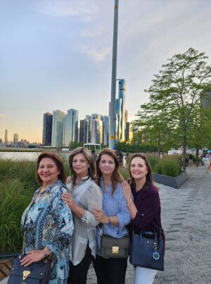 Hina Khawaja Bayat Instagram - The Fabulous Four at the Magnificent Mile..... me & my girls just having fun 💗

#sisters #funtimes #blessed #chicago #magnificentmile #happiness #windycity