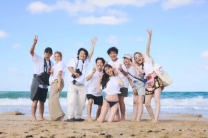 Hiroe Igeta Instagram - ついに、明日！
写真集「つかのま」発売です！！

思いの詰まった1冊です。
写真は撮影の最後に、
サプライズで作ってくださった
オリジナル井桁Tシャツを着て
海で撮った集合写真☺️
大好きなチームです。

ぜひたくさんの方の元に
届きますように！
そして、27歳バイバイ！

#井桁弘恵つかのま