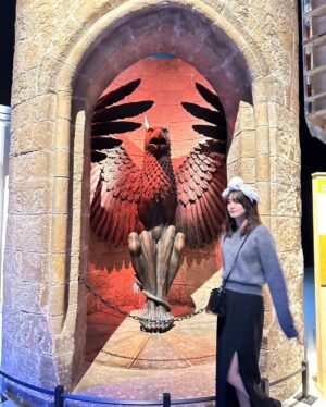 Hirona Yamazaki Instagram - ✨🦉🪄🧙
先日、頭にヘドウィグを乗せて
魔法界を散策してきました。
次の休みはハリポタ&ファンタビを
一気見することを決めました。
はっぴーばれんたいんっ💘
#計8時間くらいいた
#全然まだいれた
#私の推しはニュートとセドリックです
#ハリーポッタースタジオツアー 
#harrypotter 
#studiotourtokyomakingofharrypotter