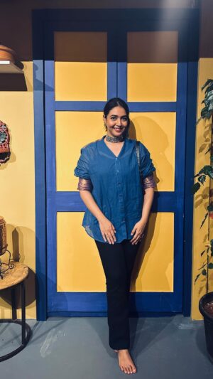 Hitha Chandrashekar Instagram - Thank you @meerarun23 for a wonderful evening and the lovely food ✨ it’s beautiful to witness your passion  and the love you put in to everything that you do ♥️ wishing you only the best🤗 

📍@vrukshaschooloffinearts

Shirt @kalasthreebytejaswini 
Denims @vashishouseofjeans_ 
Jewellery @amazondotin