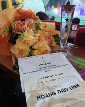 Hoang Thuy Linh Instagram - Hoàng Thuỳ Linh xin trân trọng cảm ơn Bộ Văn Hoá, Thể Thao và Du lịch, Uỷ ban nhân dân tỉnh Bắc Giang; các cấp Lãnh đạo của Bộ, Ban, Ngành, Nhà Nước Việt Nam và Hội đồng bình chọn đã ưu ái, yêu thương Hoàng Thuỳ Linh là Ca sỹ nổi bật của năm trong khuôn khổ Chương trình tôn vinh Các gương mặt nghệ sĩ tiêu biểu và một số cuốn sách nổi bật lĩnh vực nghệ thuật biểu diễn, văn học năm 2023. Đây là niềm hạnh phúc và vinh dự vô cùng to lớn. Linh sẽ phải cố gắng và nỗ lực nhiều hơn nữa, nhìn vào điểm yếu để khắc phục, trân trọng điểm mạnh để phát huy, xứng đáng với với giải thưởng lần này, với thịnh tình và sự yêu thương của tất cả, có lẽ vinh dự này là dành cho một quá trình nhiều năm vừa qua của Hoàng Thuỳ Linh.

Linh cũng xin được biết ơn những thế hệ đi trước, các bậc tiền bối đã dày công bền chí bảo tồn những giá trị, di sản văn hoá để thế hệ đi sau được lĩnh hội, kế thừa và phát huy. 

Tối hôm qua, Linh còn rất may mắn khi được thưởng thức những tiết mục văn hoá - văn nghệ, đủ đầy loại hình sân khấu được dàn dựng công phu và xúc cảm từ các nghệ sĩ gạo cội và cả những nghệ sĩ trẻ. 
Một đêm thưởng lãm nghệ thuật tuyệt vời cùng giải thưởng này không chỉ là sự tự hào, mà còn là trách nhiệm Linh sẽ luôn mãi ghi nhớ trên hành trình của mình. 

Một lần nữa, xin được cảm ơn các cấp Lãnh đạo đã tạo điều kiện để anh chị em nghệ sĩ nói chung, Hoàng Thuỳ Linh nói riêng được lao động và tận hiến. Trước hết là cho bản thân và đam mê của mình, tiếp theo là vì gia đình và những người thân quý, để bố mẹ được tự hào. Và sẽ thật tuyệt vời nếu những kết quả ấy trở thành đóng góp nho nhỏ trong đời sống văn hoá tinh thần của cộng đồng và người dân Việt Nam. 

Cuối cùng, Linh xin được cảm ơn quý vị khán thính giả, quý báo chí, các cô chú, anh chị và các bạn trẻ, FC The Phoenix đã yêu thương và ưu ái. Mong mọi người luôn được hạnh phúc từ những điều đơn sơ nhất.