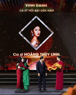 Hoang Thuy Linh Instagram - Hoàng Thuỳ Linh xin trân trọng cảm ơn Bộ Văn Hoá, Thể Thao và Du lịch, Uỷ ban nhân dân tỉnh Bắc Giang; các cấp Lãnh đạo của Bộ, Ban, Ngành, Nhà Nước Việt Nam và Hội đồng bình chọn đã ưu ái, yêu thương Hoàng Thuỳ Linh là Ca sỹ nổi bật của năm trong khuôn khổ Chương trình tôn vinh Các gương mặt nghệ sĩ tiêu biểu và một số cuốn sách nổi bật lĩnh vực nghệ thuật biểu diễn, văn học năm 2023. Đây là niềm hạnh phúc và vinh dự vô cùng to lớn. Linh sẽ phải cố gắng và nỗ lực nhiều hơn nữa, nhìn vào điểm yếu để khắc phục, trân trọng điểm mạnh để phát huy, xứng đáng với với giải thưởng lần này, với thịnh tình và sự yêu thương của tất cả, có lẽ vinh dự này là dành cho một quá trình nhiều năm vừa qua của Hoàng Thuỳ Linh.

Linh cũng xin được biết ơn những thế hệ đi trước, các bậc tiền bối đã dày công bền chí bảo tồn những giá trị, di sản văn hoá để thế hệ đi sau được lĩnh hội, kế thừa và phát huy. 

Tối hôm qua, Linh còn rất may mắn khi được thưởng thức những tiết mục văn hoá - văn nghệ, đủ đầy loại hình sân khấu được dàn dựng công phu và xúc cảm từ các nghệ sĩ gạo cội và cả những nghệ sĩ trẻ. 
Một đêm thưởng lãm nghệ thuật tuyệt vời cùng giải thưởng này không chỉ là sự tự hào, mà còn là trách nhiệm Linh sẽ luôn mãi ghi nhớ trên hành trình của mình. 

Một lần nữa, xin được cảm ơn các cấp Lãnh đạo đã tạo điều kiện để anh chị em nghệ sĩ nói chung, Hoàng Thuỳ Linh nói riêng được lao động và tận hiến. Trước hết là cho bản thân và đam mê của mình, tiếp theo là vì gia đình và những người thân quý, để bố mẹ được tự hào. Và sẽ thật tuyệt vời nếu những kết quả ấy trở thành đóng góp nho nhỏ trong đời sống văn hoá tinh thần của cộng đồng và người dân Việt Nam. 

Cuối cùng, Linh xin được cảm ơn quý vị khán thính giả, quý báo chí, các cô chú, anh chị và các bạn trẻ, FC The Phoenix đã yêu thương và ưu ái. Mong mọi người luôn được hạnh phúc từ những điều đơn sơ nhất.