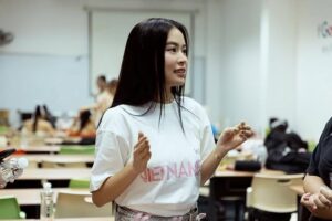Hoang Thuy Linh Instagram - Xin được trân trọng cảm ơn Ban Giám Hiệu, Quý Thầy Cô Giáo cùng các bạn sinh viên trường Đại Học Kinh Tế TP HCM thật nhiều. 💖🙏

Hôm qua là một kỉ niệm tuyệt đẹp khi lần đầu tới thăm ngôi trường nơi mà các em DTAP đã học tập và trưởng thành. Cảm ơn DTAP vì đã gieo duyên để chị có cơ hội được tới đây nha!!! 🍀🙌🏻

Các bạn Sinh Viên vẫn luôn tuyệt vời, năng động và mình đã học hỏi được ở các em rất nhiều sự tích cực, cầu tiến, sự hồn nhiên, chân thành và hy vọng trong giai đoạn sắp tới, mình sẽ được tiếp thu nhiều hơn nữa kiến thức ở khắp mọi nơi mình đi qua và có duyên dừng chân. Cảm ơn các em vì đã tập nhảy không thua bất kì một vũ đoàn chuyên nghiệp nàooooo và đã hoàn thành phần trình diễn với nhauuuuu thật vuiiiii vs rấttttt xuất sắc haaa!!! Yêu và trân trọng nhiều lắm!!! 🩷🩷🩷

Cuối cùng xin được biết ơn rất nhiều vì Quý Nhà Trường đã cho Linh cùng chung tay gửi một món quà nhỏ tới Quỹ tổ chức các hoạt động đồng hành- hỗ trợ Sinh Viên của Hội Sinh Viên Đại Học Kinh Tế TP HCM.
Mong rằng cuộc sống của chúng ta sẽ luôn ngập tràn niềm vui, sự chia sẻ và ấm áp mỗi khi thấy nhau trong hành trình sống này. 🙏

Cầu chúc mọi người bình an, mạnh khoẻ, thấy nhau là thấy nụ cười..!!! 🍀🍀🍀

Nơi nào có niềm yêu thương, nơi đó là Miền Đất Hứa💚💚💚 

#Grateful #gratefully