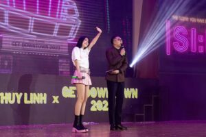 Hoang Thuy Linh Instagram - Xin được trân trọng cảm ơn Ban Giám Hiệu, Quý Thầy Cô Giáo cùng các bạn sinh viên trường Đại Học Kinh Tế TP HCM thật nhiều. 💖🙏

Hôm qua là một kỉ niệm tuyệt đẹp khi lần đầu tới thăm ngôi trường nơi mà các em DTAP đã học tập và trưởng thành. Cảm ơn DTAP vì đã gieo duyên để chị có cơ hội được tới đây nha!!! 🍀🙌🏻

Các bạn Sinh Viên vẫn luôn tuyệt vời, năng động và mình đã học hỏi được ở các em rất nhiều sự tích cực, cầu tiến, sự hồn nhiên, chân thành và hy vọng trong giai đoạn sắp tới, mình sẽ được tiếp thu nhiều hơn nữa kiến thức ở khắp mọi nơi mình đi qua và có duyên dừng chân. Cảm ơn các em vì đã tập nhảy không thua bất kì một vũ đoàn chuyên nghiệp nàooooo và đã hoàn thành phần trình diễn với nhauuuuu thật vuiiiii vs rấttttt xuất sắc haaa!!! Yêu và trân trọng nhiều lắm!!! 🩷🩷🩷

Cuối cùng xin được biết ơn rất nhiều vì Quý Nhà Trường đã cho Linh cùng chung tay gửi một món quà nhỏ tới Quỹ tổ chức các hoạt động đồng hành- hỗ trợ Sinh Viên của Hội Sinh Viên Đại Học Kinh Tế TP HCM.
Mong rằng cuộc sống của chúng ta sẽ luôn ngập tràn niềm vui, sự chia sẻ và ấm áp mỗi khi thấy nhau trong hành trình sống này. 🙏

Cầu chúc mọi người bình an, mạnh khoẻ, thấy nhau là thấy nụ cười..!!! 🍀🍀🍀

Nơi nào có niềm yêu thương, nơi đó là Miền Đất Hứa💚💚💚 

#Grateful #gratefully