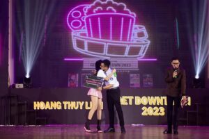 Hoang Thuy Linh Instagram - Xin được trân trọng cảm ơn Ban Giám Hiệu, Quý Thầy Cô Giáo cùng các bạn sinh viên trường Đại Học Kinh Tế TP HCM thật nhiều. 💖🙏

Hôm qua là một kỉ niệm tuyệt đẹp khi lần đầu tới thăm ngôi trường nơi mà các em DTAP đã học tập và trưởng thành. Cảm ơn DTAP vì đã gieo duyên để chị có cơ hội được tới đây nha!!! 🍀🙌🏻

Các bạn Sinh Viên vẫn luôn tuyệt vời, năng động và mình đã học hỏi được ở các em rất nhiều sự tích cực, cầu tiến, sự hồn nhiên, chân thành và hy vọng trong giai đoạn sắp tới, mình sẽ được tiếp thu nhiều hơn nữa kiến thức ở khắp mọi nơi mình đi qua và có duyên dừng chân. Cảm ơn các em vì đã tập nhảy không thua bất kì một vũ đoàn chuyên nghiệp nàooooo và đã hoàn thành phần trình diễn với nhauuuuu thật vuiiiii vs rấttttt xuất sắc haaa!!! Yêu và trân trọng nhiều lắm!!! 🩷🩷🩷

Cuối cùng xin được biết ơn rất nhiều vì Quý Nhà Trường đã cho Linh cùng chung tay gửi một món quà nhỏ tới Quỹ tổ chức các hoạt động đồng hành- hỗ trợ Sinh Viên của Hội Sinh Viên Đại Học Kinh Tế TP HCM.
Mong rằng cuộc sống của chúng ta sẽ luôn ngập tràn niềm vui, sự chia sẻ và ấm áp mỗi khi thấy nhau trong hành trình sống này. 🙏

Cầu chúc mọi người bình an, mạnh khoẻ, thấy nhau là thấy nụ cười..!!! 🍀🍀🍀

Nơi nào có niềm yêu thương, nơi đó là Miền Đất Hứa💚💚💚 

#Grateful #gratefully