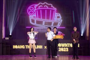 Hoang Thuy Linh Instagram - Xin được trân trọng cảm ơn Ban Giám Hiệu, Quý Thầy Cô Giáo cùng các bạn sinh viên trường Đại Học Kinh Tế TP HCM thật nhiều. 💖🙏

Hôm qua là một kỉ niệm tuyệt đẹp khi lần đầu tới thăm ngôi trường nơi mà các em DTAP đã học tập và trưởng thành. Cảm ơn DTAP vì đã gieo duyên để chị có cơ hội được tới đây nha!!! 🍀🙌🏻

Các bạn Sinh Viên vẫn luôn tuyệt vời, năng động và mình đã học hỏi được ở các em rất nhiều sự tích cực, cầu tiến, sự hồn nhiên, chân thành và hy vọng trong giai đoạn sắp tới, mình sẽ được tiếp thu nhiều hơn nữa kiến thức ở khắp mọi nơi mình đi qua và có duyên dừng chân. Cảm ơn các em vì đã tập nhảy không thua bất kì một vũ đoàn chuyên nghiệp nàooooo và đã hoàn thành phần trình diễn với nhauuuuu thật vuiiiii vs rấttttt xuất sắc haaa!!! Yêu và trân trọng nhiều lắm!!! 🩷🩷🩷

Cuối cùng xin được biết ơn rất nhiều vì Quý Nhà Trường đã cho Linh cùng chung tay gửi một món quà nhỏ tới Quỹ tổ chức các hoạt động đồng hành- hỗ trợ Sinh Viên của Hội Sinh Viên Đại Học Kinh Tế TP HCM.
Mong rằng cuộc sống của chúng ta sẽ luôn ngập tràn niềm vui, sự chia sẻ và ấm áp mỗi khi thấy nhau trong hành trình sống này. 🙏

Cầu chúc mọi người bình an, mạnh khoẻ, thấy nhau là thấy nụ cười..!!! 🍀🍀🍀

Nơi nào có niềm yêu thương, nơi đó là Miền Đất Hứa💚💚💚 

#Grateful #gratefully