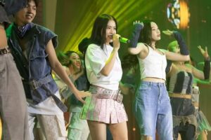 Hoang Thuy Linh Instagram - Xin được trân trọng cảm ơn Ban Giám Hiệu, Quý Thầy Cô Giáo cùng các bạn sinh viên trường Đại Học Kinh Tế TP HCM thật nhiều. 💖🙏

Hôm qua là một kỉ niệm tuyệt đẹp khi lần đầu tới thăm ngôi trường nơi mà các em DTAP đã học tập và trưởng thành. Cảm ơn DTAP vì đã gieo duyên để chị có cơ hội được tới đây nha!!! 🍀🙌🏻

Các bạn Sinh Viên vẫn luôn tuyệt vời, năng động và mình đã học hỏi được ở các em rất nhiều sự tích cực, cầu tiến, sự hồn nhiên, chân thành và hy vọng trong giai đoạn sắp tới, mình sẽ được tiếp thu nhiều hơn nữa kiến thức ở khắp mọi nơi mình đi qua và có duyên dừng chân. Cảm ơn các em vì đã tập nhảy không thua bất kì một vũ đoàn chuyên nghiệp nàooooo và đã hoàn thành phần trình diễn với nhauuuuu thật vuiiiii vs rấttttt xuất sắc haaa!!! Yêu và trân trọng nhiều lắm!!! 🩷🩷🩷

Cuối cùng xin được biết ơn rất nhiều vì Quý Nhà Trường đã cho Linh cùng chung tay gửi một món quà nhỏ tới Quỹ tổ chức các hoạt động đồng hành- hỗ trợ Sinh Viên của Hội Sinh Viên Đại Học Kinh Tế TP HCM.
Mong rằng cuộc sống của chúng ta sẽ luôn ngập tràn niềm vui, sự chia sẻ và ấm áp mỗi khi thấy nhau trong hành trình sống này. 🙏

Cầu chúc mọi người bình an, mạnh khoẻ, thấy nhau là thấy nụ cười..!!! 🍀🍀🍀

Nơi nào có niềm yêu thương, nơi đó là Miền Đất Hứa💚💚💚 

#Grateful #gratefully