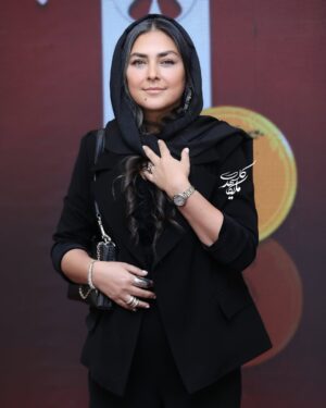 Hoda Zeinolabedin Instagram - چهارمين آيين سپاس تهيه كنندگان 🙏🏻😍
 طراح لباس: @elin.collection ❤️🙏🏻
@sunnafissi.jewelry ❤️🙏🏻
عكس از:
@melikakalhori 🌹🙏🏻
