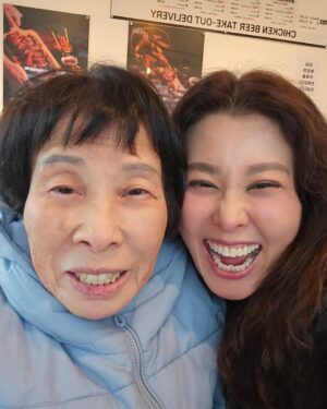 Hong Ji-min Instagram - 고로쇠축제를 즐기는 울엄마 

닭다리 4개 드시고 하나 먹었다고 오리발 내미는 울 엄마

내가 결혼했는지 안 했는지 딸이 있는지 없는지 모르는 울 엄마

그래도 괜찮아 엄마 지금처럼만
네 곁에만 있어줘요

엄마 사랑해🥰🥰🥰🥰 백순잔치 가즈아 

엄마 3월 30일날은 양평에서 딸이 공연하는 거 보러 오면 돼요

3월 30일 2시쯤 양평 산수유 축제에서 한 시간 동안 갈라 콘서트 합니다. 많이 보러 오세요  오시면 저희 친정 엄마도 볼 수 있어요 😆 😆 😆 😆 

이날은 엄마를 위한 특별공연도 있답니다 😍😍😍😍😍😍😍😍

#양평