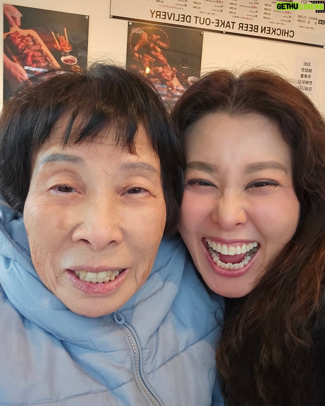 Hong Ji-min - 780 Likes - 고로쇠축제를 즐기는 울엄마
닭다리 4개 드시고 하나 먹었다고 오리발 내미는 울 엄마
내가 결혼했는지 안 했는지 딸이 있는지 없는지 모르는 울 엄마
그래도 괜찮아 엄마 지금처럼만
네 곁에만 있어줘요
엄마 사랑해🥰🥰🥰🥰 백순잔치 가즈아
엄마 3월 30일날은 양평에서 딸이 공연하는 거 보러 오면 돼요
3월 30일 2시쯤 양평 산수유 축제에서 한 시간 동안 갈라 콘서트 합니다. 많이 보러 오세요 오시면 저희 친정 엄마도 볼 수 있어요 😆 😆 😆 😆
이날은 엄마를 위한 특별공연도 있답니다 😍😍😍😍😍😍😍😍
#양평