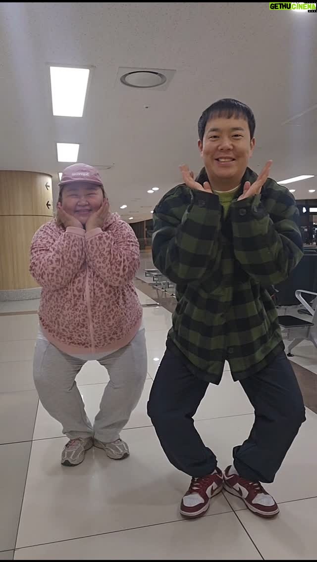 Hong Yun-hwa - 6.5K Likes - 오랜만에 여행간다고
신났쪄ㅎㅎㅎㅎㅎㅎ
.
#미용마용
#랄라랄라라
#이쁜캐리어협찬감사해유!
#리드볼트