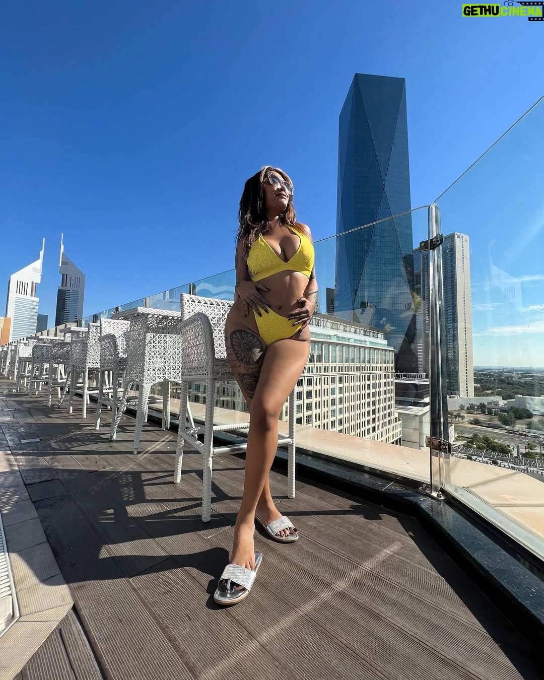 Hritu Zee - 26.8K Likes - #tan all your worries away……. 🌞🌞
TANNED & TYPSY…….. 🍹🌞