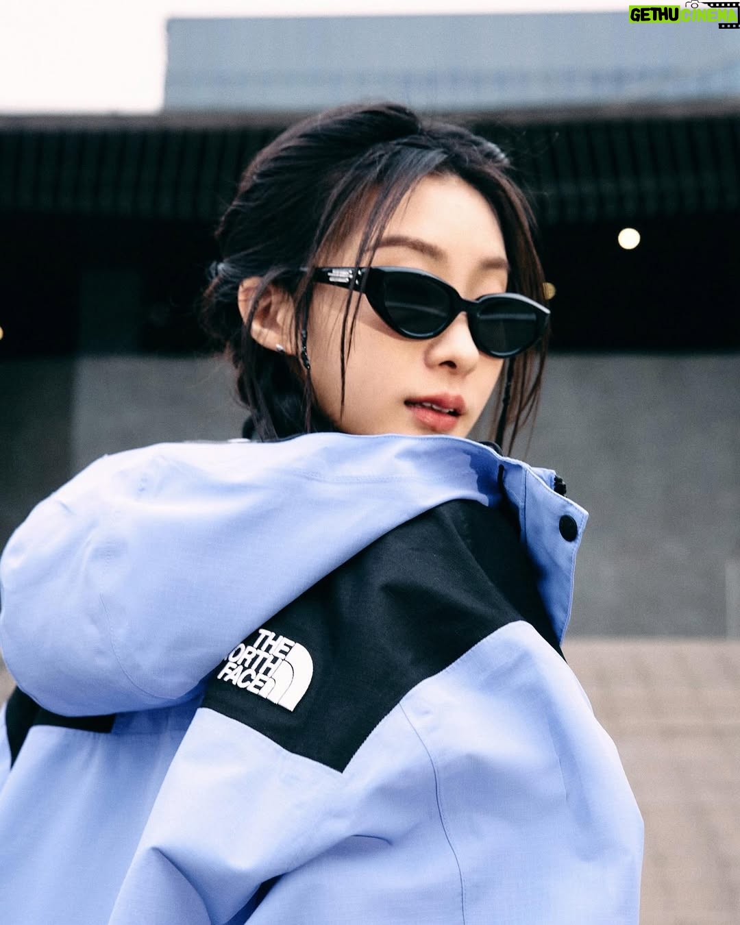 Hua Chen - 37.2K Likes - ‘大膽自由是因為忠於自己’
寫歌時,我總把最真實的想法寫進旋律 🎶 不太迎合、不太妥協,因為音樂對我來說,就是最純粹的表達。這條路上,兜兜轉轉,希望你們在追逐夢想的路上,也能無畏前行,忠於自己 💫
這次以The North Face品牌好友的身份參與拍攝,剛好遇到那種讓人猶豫要不要撐傘的天氣☁️🌧️
天空灰灰的,空氣裡帶著一點潮氣,偶爾還有細細的霧雨飄下來,這時候穿The North Face MOUNTAIN JACKET 防水外套剛剛好,防水又輕盈; 40週年的款式顏色自由繽紛,不用猶豫要不要帶傘,直接自在出門,用亮色擊敗壞天氣,想去哪就去哪!🖤
無論是音樂還是生活,我一直相信,探索的路上,勇敢的人先享受世界,一起迎接未知,繼續向前吧 🏔️
@thenorthface_tw
The North Face MOUNTAIN JACKET 防水衝鋒外套全新40週年系列
經典,從不止於傳統
敢於直面未來無限可能
變革中永續傳奇,探索永不停止