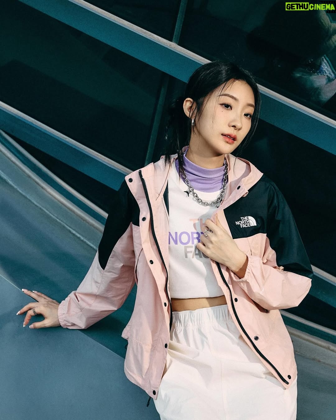 Hua Chen - 37.2K Likes - ‘大膽自由是因為忠於自己’
寫歌時,我總把最真實的想法寫進旋律 🎶 不太迎合、不太妥協,因為音樂對我來說,就是最純粹的表達。這條路上,兜兜轉轉,希望你們在追逐夢想的路上,也能無畏前行,忠於自己 💫
這次以The North Face品牌好友的身份參與拍攝,剛好遇到那種讓人猶豫要不要撐傘的天氣☁️🌧️
天空灰灰的,空氣裡帶著一點潮氣,偶爾還有細細的霧雨飄下來,這時候穿The North Face MOUNTAIN JACKET 防水外套剛剛好,防水又輕盈; 40週年的款式顏色自由繽紛,不用猶豫要不要帶傘,直接自在出門,用亮色擊敗壞天氣,想去哪就去哪!🖤
無論是音樂還是生活,我一直相信,探索的路上,勇敢的人先享受世界,一起迎接未知,繼續向前吧 🏔️
@thenorthface_tw
The North Face MOUNTAIN JACKET 防水衝鋒外套全新40週年系列
經典,從不止於傳統
敢於直面未來無限可能
變革中永續傳奇,探索永不停止