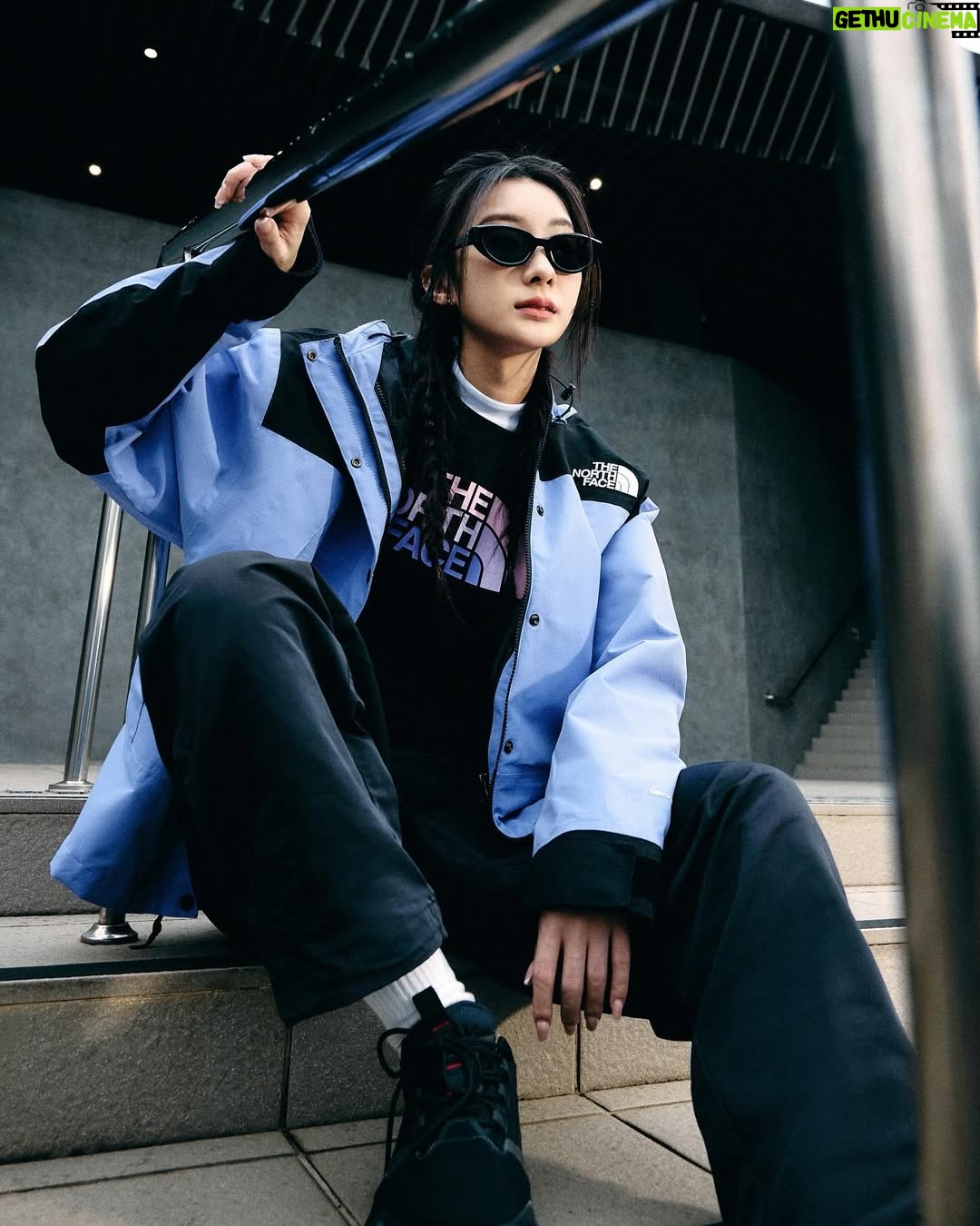 Hua Chen - 37.2K Likes - ‘大膽自由是因為忠於自己’
寫歌時,我總把最真實的想法寫進旋律 🎶 不太迎合、不太妥協,因為音樂對我來說,就是最純粹的表達。這條路上,兜兜轉轉,希望你們在追逐夢想的路上,也能無畏前行,忠於自己 💫
這次以The North Face品牌好友的身份參與拍攝,剛好遇到那種讓人猶豫要不要撐傘的天氣☁️🌧️
天空灰灰的,空氣裡帶著一點潮氣,偶爾還有細細的霧雨飄下來,這時候穿The North Face MOUNTAIN JACKET 防水外套剛剛好,防水又輕盈; 40週年的款式顏色自由繽紛,不用猶豫要不要帶傘,直接自在出門,用亮色擊敗壞天氣,想去哪就去哪!🖤
無論是音樂還是生活,我一直相信,探索的路上,勇敢的人先享受世界,一起迎接未知,繼續向前吧 🏔️
@thenorthface_tw
The North Face MOUNTAIN JACKET 防水衝鋒外套全新40週年系列
經典,從不止於傳統
敢於直面未來無限可能
變革中永續傳奇,探索永不停止