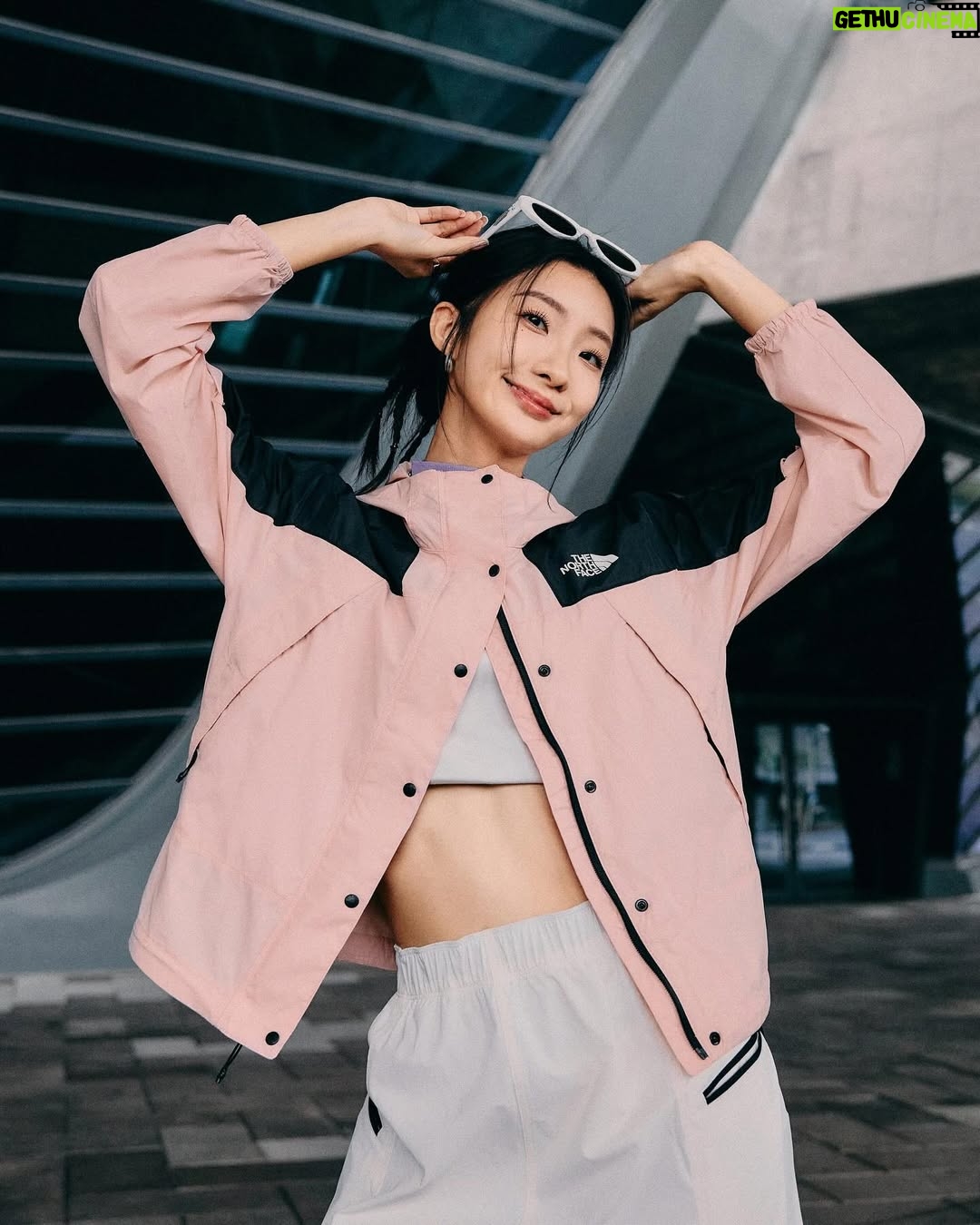Hua Chen - 37.2K Likes - ‘大膽自由是因為忠於自己’
寫歌時,我總把最真實的想法寫進旋律 🎶 不太迎合、不太妥協,因為音樂對我來說,就是最純粹的表達。這條路上,兜兜轉轉,希望你們在追逐夢想的路上,也能無畏前行,忠於自己 💫
這次以The North Face品牌好友的身份參與拍攝,剛好遇到那種讓人猶豫要不要撐傘的天氣☁️🌧️
天空灰灰的,空氣裡帶著一點潮氣,偶爾還有細細的霧雨飄下來,這時候穿The North Face MOUNTAIN JACKET 防水外套剛剛好,防水又輕盈; 40週年的款式顏色自由繽紛,不用猶豫要不要帶傘,直接自在出門,用亮色擊敗壞天氣,想去哪就去哪!🖤
無論是音樂還是生活,我一直相信,探索的路上,勇敢的人先享受世界,一起迎接未知,繼續向前吧 🏔️
@thenorthface_tw
The North Face MOUNTAIN JACKET 防水衝鋒外套全新40週年系列
經典,從不止於傳統
敢於直面未來無限可能
變革中永續傳奇,探索永不停止
