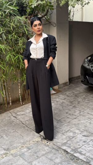 Iffat Rahim Instagram - It’s not WHO u are wearing it’s HOW u wear it.
Trousers and top @khaadi 
glasses @maxmara 
oversized jacket ‘hubby😛
