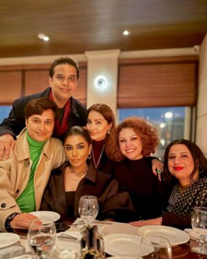 Iffat Rahim Instagram - Catching up with my lovely friends ❤️ @asimyar @qasimyar @nattyaika @alinabbashah #asimyartiwana #iffatomar