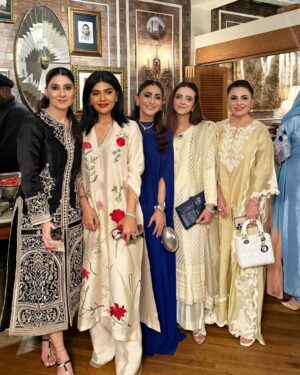 Iffat Rahim Instagram - Many many happy returns my dear @sonya__kaamdaani and thankyou so much for a fabulous dinner.
@fairotarar @sobia.aamir1993 @shaziaammar