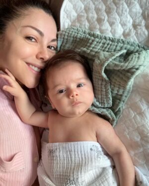 Ilean Almaguer Instagram - Our messy mornings 💙
Amo nuestras mañanas desastrosas. Esas que seguimos descubriendo juntos, en donde no faltan los arrunches/apapachos deliciosos en los que sentimos que seguimos siendo uno mismo. Estás creciendo muy rápido y eso me pone de nervios. 🥴 te amo Luan

#mom #baby #fyp #love