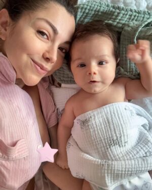 Ilean Almaguer Instagram - Our messy mornings 💙
Amo nuestras mañanas desastrosas. Esas que seguimos descubriendo juntos, en donde no faltan los arrunches/apapachos deliciosos en los que sentimos que seguimos siendo uno mismo. Estás creciendo muy rápido y eso me pone de nervios. 🥴 te amo Luan

#mom #baby #fyp #love