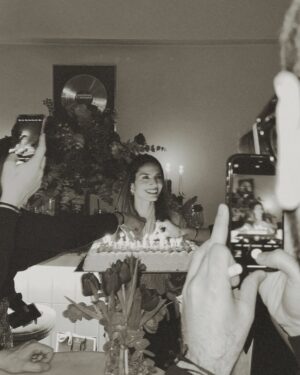 Iliana Papageorgiou Instagram - Σας ευχαριστώ πάρα πολύ για τις όμορφες και γλυκές ευχές σας. Με θυμάστε πάντοτε και με τιμάτε σαν να είμαι μέλος της οικογένειας σας. Και είναι τόσο συγκινητικό και τόσο υπέροχο αυτό. Με κάθε λέξη σας με αγκαλιάζετε σφιχτά και νιώθω πάντοτε τη ζεστασιά και τη φροντίδα σας. Καταλαβαίνετε πια τι λένε τα μάτια μου και η ψυχή μου και νιώθω ελεύθερη και γεμάτη από την αγάπη σας. Σας αγαπώ κι εγώ πολύ. 

Σβήνοντας τα κεράκια μου ευχήθηκα, όπως κάθε χρόνο, να έχω υγεία, το πιο πολύτιμο δώρο.
Και εύχομαι το ίδιο και σε εσάς μέσα από την καρδιά μου 🙏🏻🤍⭐️🪽