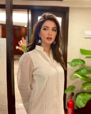 Iman Ali Instagram - Glammed up and im Off to another song release today (lucky one mall) see you guys there.
Ps: too much thakan 
💄 @arshadkhan.makeupartist 
 💇‍♀️ @aalikhan.mua