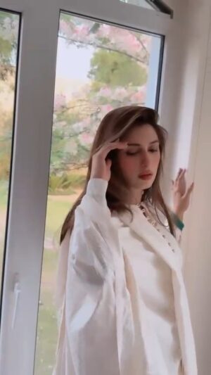 Iman Ali Instagram - Eid Day 2 
Hair n makeup 💄: @makeupbyhussainbabar
@hussainbabarofficial 📷