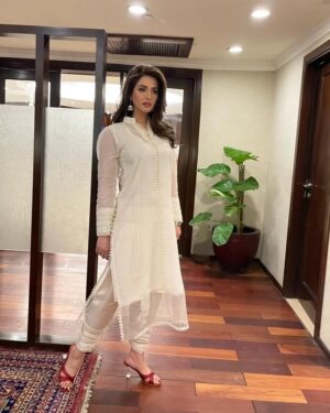 Iman Ali Instagram - Glammed up and im Off to another song release today (lucky one mall) see you guys there.
Ps: too much thakan 
💄 @arshadkhan.makeupartist 
 💇‍♀️ @aalikhan.mua