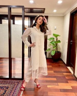 Iman Ali Instagram - Glammed up and im Off to another song release today (lucky one mall) see you guys there.
Ps: too much thakan 
💄 @arshadkhan.makeupartist 
 💇‍♀️ @aalikhan.mua