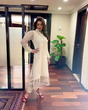Iman Ali Instagram - Glammed up and im Off to another song release today (lucky one mall) see you guys there.
Ps: too much thakan 
💄 @arshadkhan.makeupartist 
 💇‍♀️ @aalikhan.mua