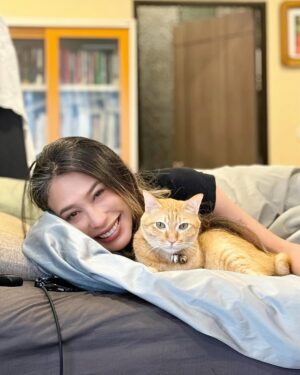 Intira Charoenpura Instagram - อยู่ด้วยกันมาจนหน้าคล้ายกัน เอ๊ะ หรือคล้ายตั้งแต่แรกอยู่แล้วนะ🐱