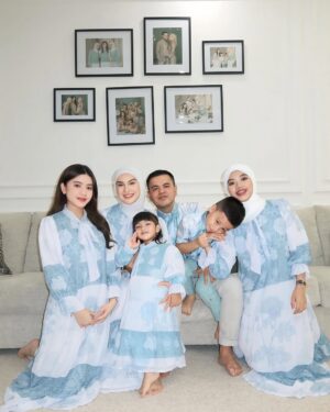 Irish Bella Instagram - Taqaballahu Minna Wa Minkum, Taqabbal ya Kariim. 🙏🏼

Selamat Hari Raya Idul Fitri 1446 H.
Minal Aidin Wal Faidzin,
Mohon Maaf Lahir dan Bathin ❤️

Fyi we are wearing @arinnahijab_official x Irish Bella☺️
