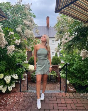 Isabella Alexander Instagram - a little adventure 🌾