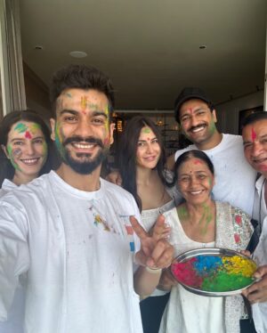 Isabelle Kaif Instagram - Happy Holi 🩷❤️🧡💛💚🩵💙