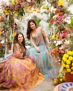 Isabelle Kaif Instagram - 🌼🌺🌸

lehenga by @mahimamahajanofficial 
styled by @stylebyami @tanyamehta27
earrings @weartiramisu @spiffypublicrelations