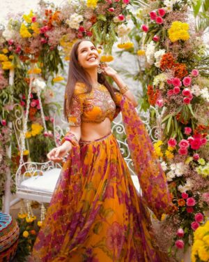 Isabelle Kaif Instagram - 🌼🌺🌸

lehenga by @mahimamahajanofficial 
styled by @stylebyami @tanyamehta27
earrings @weartiramisu @spiffypublicrelations