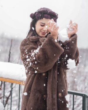 Isha Malviya Instagram - Feeling Frosty!❄️🤎
.
Shot by @capturing_master
Makeup @tamannaaaa_artistry
Hair @shabana_sheikh_11
Coat @elleivry_ x @anshudixit__
Location @laparaiso_resort
Team @insyncdigitals 
.
#ishamalviya #snowfall #snow #manali #vacation