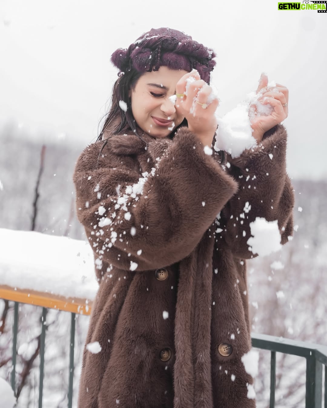 Isha Malviya - 261.7K Likes - Feeling Frosty!āļøš¤
.
Shot by @capturing_master
Makeup @tamannaaaa_artistry
Hair @shabana_sheikh_11
Coat @elleivry_ x @anshudixit__
Location @laparaiso_resort
Team @insyncdigitals
.
#ishamalviya #snowfall #snow #manali #vacation