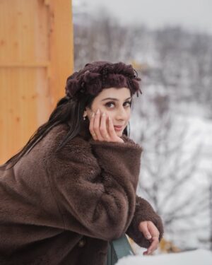 Isha Malviya Instagram - Feeling Frosty!❄️🤎
.
Shot by @capturing_master
Makeup @tamannaaaa_artistry
Hair @shabana_sheikh_11
Coat @elleivry_ x @anshudixit__
Location @laparaiso_resort
Team @insyncdigitals 
.
#ishamalviya #snowfall #snow #manali #vacation