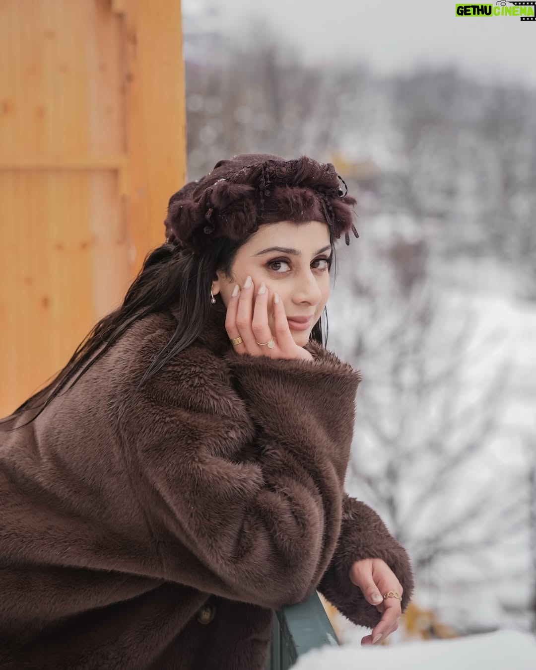 Isha Malviya - 261.7K Likes - Feeling Frosty!āļøš¤
.
Shot by @capturing_master
Makeup @tamannaaaa_artistry
Hair @shabana_sheikh_11
Coat @elleivry_ x @anshudixit__
Location @laparaiso_resort
Team @insyncdigitals
.
#ishamalviya #snowfall #snow #manali #vacation