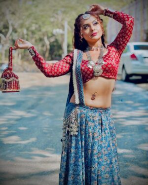 Ishita Ganguly Instagram - “Woah chilli on the track”______🌶️🔥😎🧿✨

#chamkili ___🧿🦂♥️ 

📷 ✨

Pc:  @nishtha_rajendra_tiwari ♥️🧿😎 
 
#keepwatching #badihavelikichhotithakurain #mondaytosaturday #9pm  @shemarooumang ♥️🧿