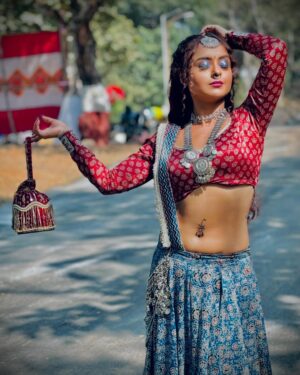 Ishita Ganguly Instagram - “Woah chilli on the track”______🌶️🔥😎🧿✨

#chamkili ___🧿🦂♥️ 

📷 ✨

Pc:  @nishtha_rajendra_tiwari ♥️🧿😎 
 
#keepwatching #badihavelikichhotithakurain #mondaytosaturday #9pm  @shemarooumang ♥️🧿