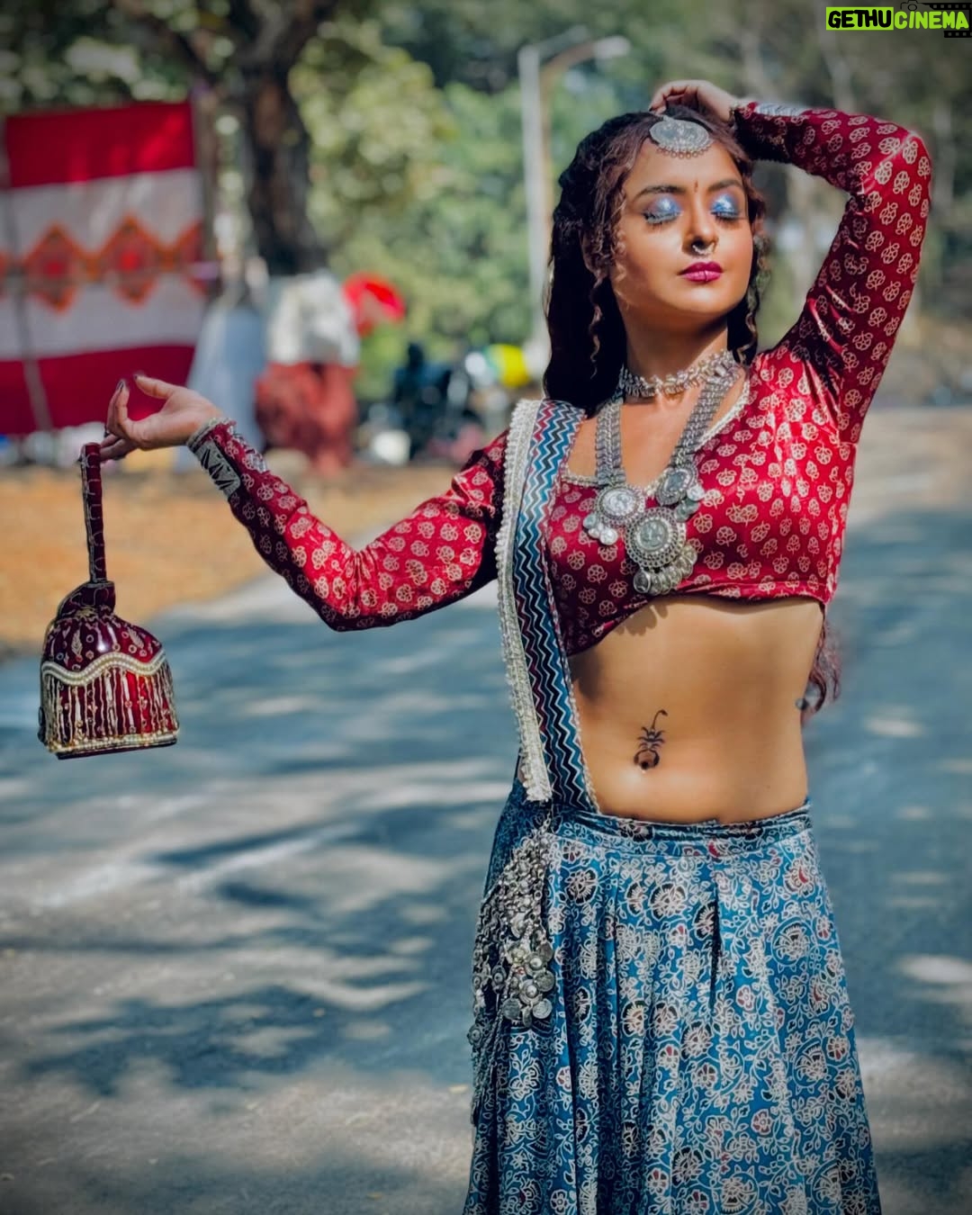 Ishita Ganguly - 3.4K Likes - “Woah chilli on the track”______🌶️🔥😎🧿✨
#chamkili ___🧿🦂♥️
📷 ✨
Pc: @nishtha_rajendra_tiwari ♥️🧿😎
#keepwatching #badihavelikichhotithakurain #mondaytosaturday #9pm @shemarooumang ♥️🧿
